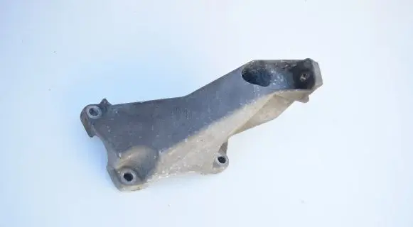 Audi A4 S4 B7 8E 8H Engine mounting bracket 8E0199307A