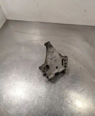 Volkswagen Touran I Engine mounting bracket 03G199207G V550KT9102