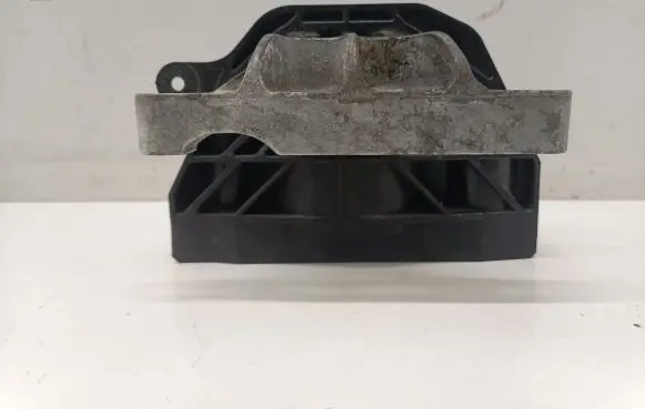 Peugeot 2008 II Engine mount bracket