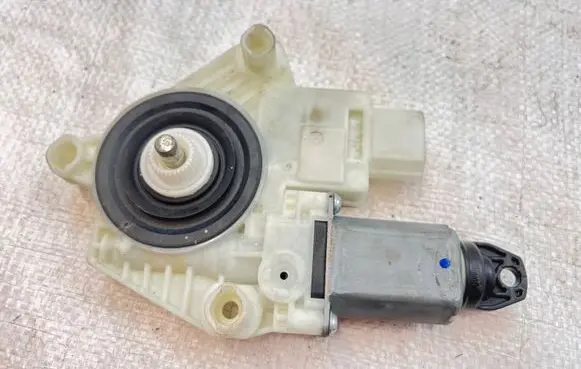 BMW 5 G30 G31 Front door window regulator motor 7455081