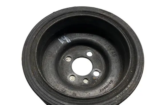 Volkswagen PASSAT B7 Crankshaft pulley 038105243M