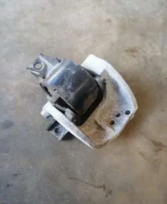Fiat Sedici Engine mount bracket