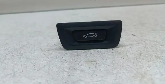 BMW 2 F46 Tailgate/boot open switch button 9275119