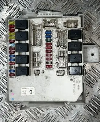 Nissan Navara D40 Fuse module 284B6EB30C 2243 6L22