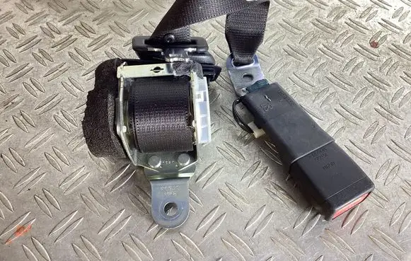 Middle seatbelt (rear)