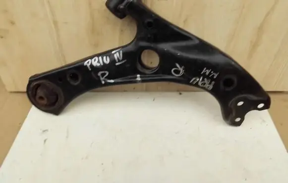 Toyota Prius (XW50) Front lower control arm/wishbone 65566556