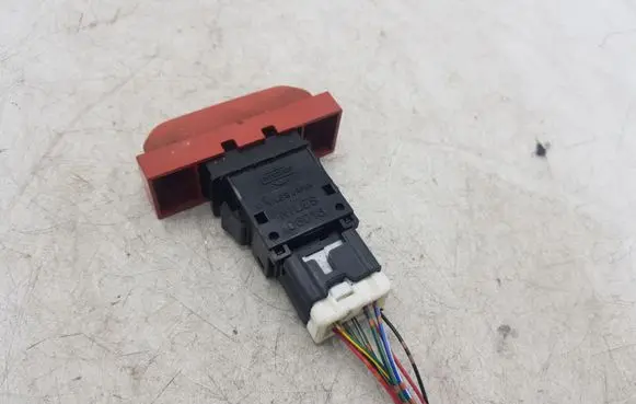 Nissan X-Trail T30 Hazard light switch 06016