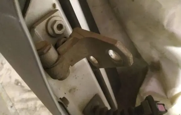 Volkswagen Jetta V Front door upper hinge