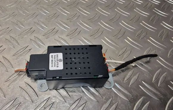 Volkswagen Golf VI Aerial antenna amplifier 5M0035570B