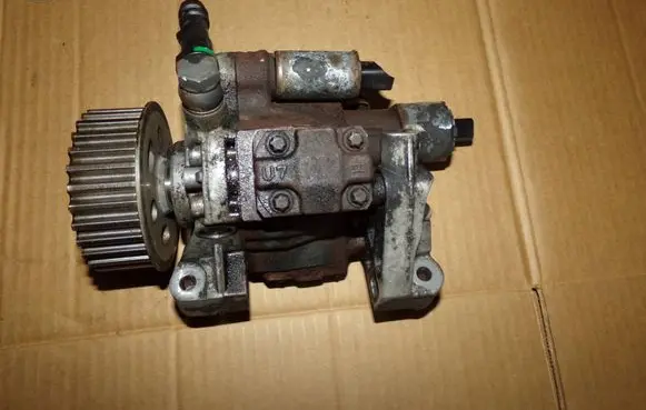 Renault Megane II Fuel injection high pressure pump 5WS40153
