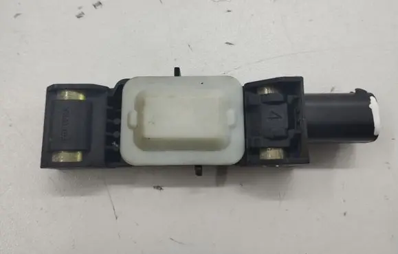 Jeep Grand Cherokee (WK) Airbag deployment crash/impact sensor 1352301920 04671779AC