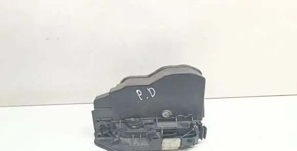 BMW X3 E83 Front door lock 7167072