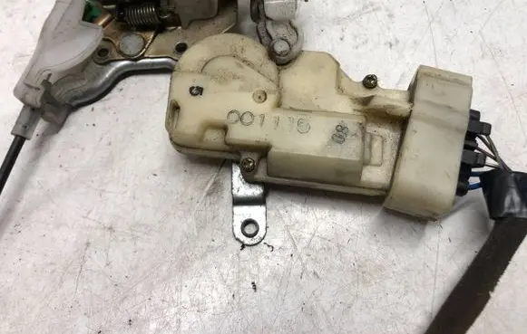 Toyota Yaris Front door lock 001115