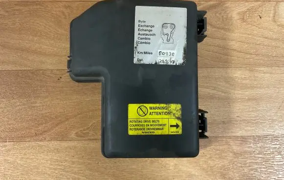 Volvo V70 Fuse box cover 8645259