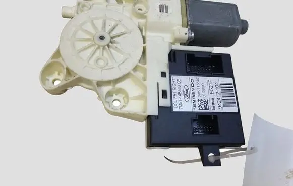 Ford Focus Front door window regulator motor 0130822214 7M5T14B533CE