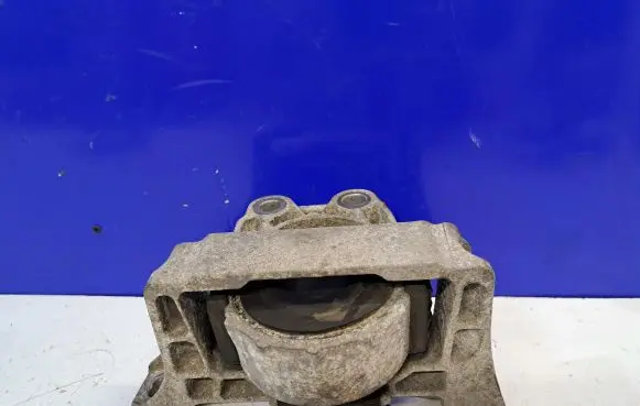 Volvo S40 Engine mount bracket 30723703 30757501
