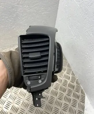 KIA Sorento Dash center air vent grill 847803E50
