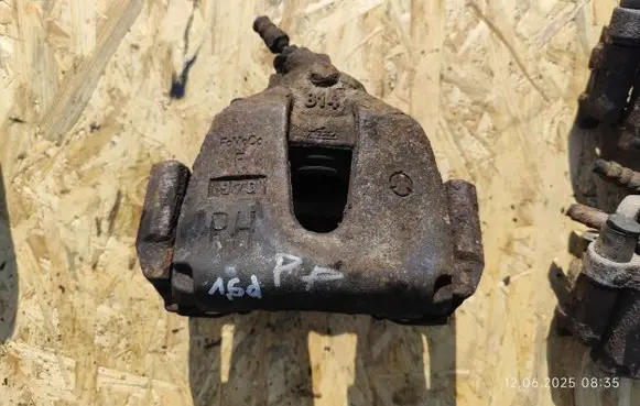 Mazda 3 II Front brake caliper 814
