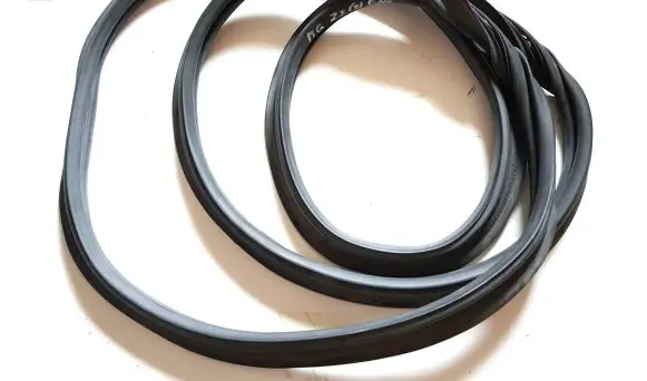 Trunk rubber seal (body)