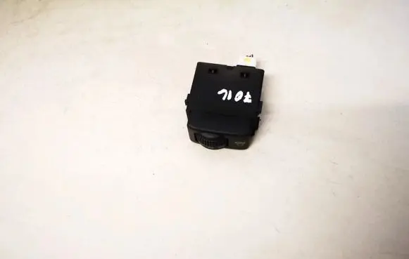 Nissan Qashqai Headlight level height control switch 28082