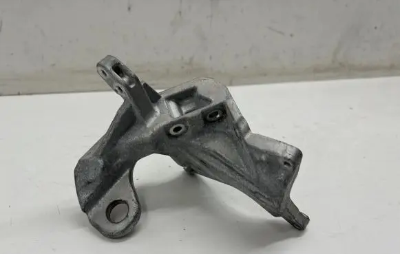 Mercedes-Benz CLA C118 X118 Engine mounting bracket A6542241000