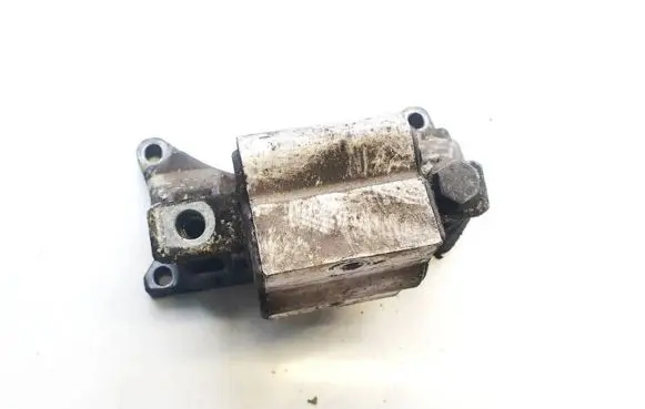 Toyota RAV 4 (XA30) Engine mount bracket