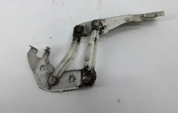 Audi A1 Engine bonnet/hood hinges 8X0823302