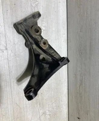 Toyota Yaris Engine mounting bracket
