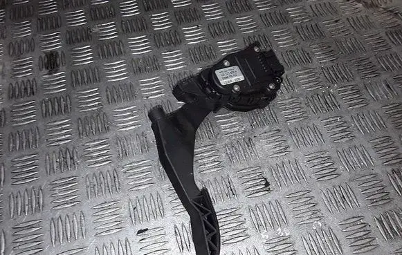 Accelerator throttle pedal