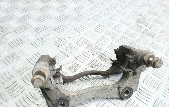 Toyota Avensis T250 Front Brake Caliper Pad/Carrier 