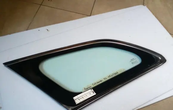 Toyota Avensis T270 Rear vent window glass NE67363