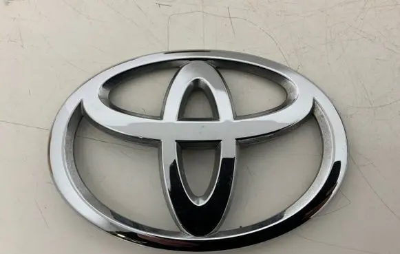 Toyota Avensis T270 Manufacturers badge/model letters 754310D050