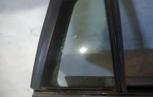 Rear vent window glass