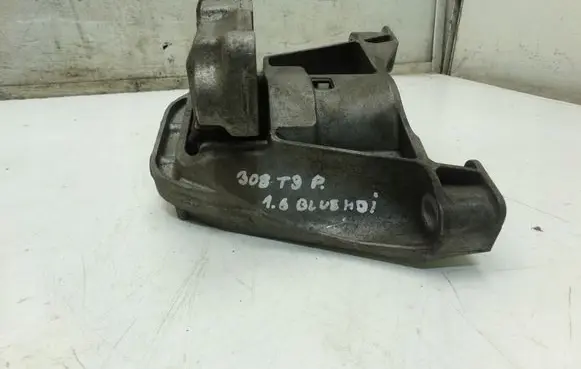 Peugeot 308 Engine mounting bracket