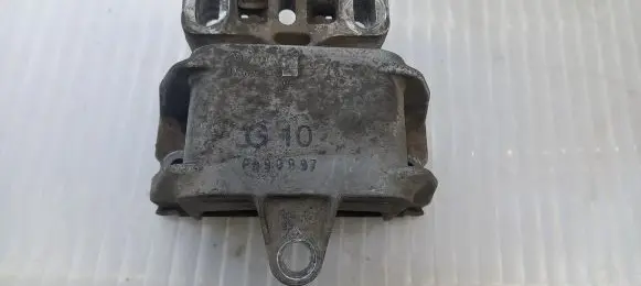 Volkswagen Golf III Engine mounting bracket