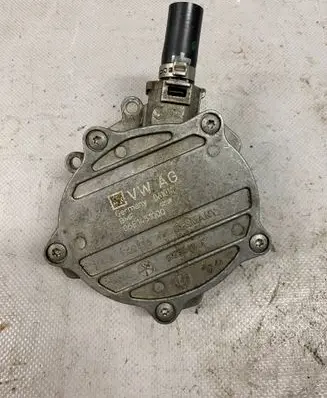 Audi Q7 4M Vacuum pump 06E145100Q