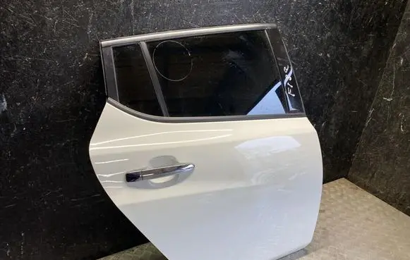Nissan Leaf II (ZE1) Rear door