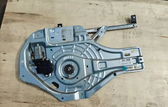 Hyundai Tucson JM Front door window regulator with motor 824802E010
