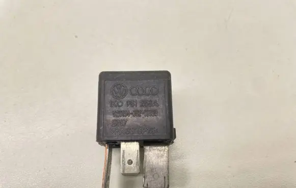 Audi A6 S6 C5 4B Other relay 1K0951253A V23134J52X430