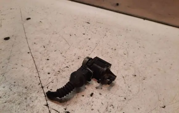 Volkswagen PASSAT B5 Turbo solenoid valve 1J0906283A