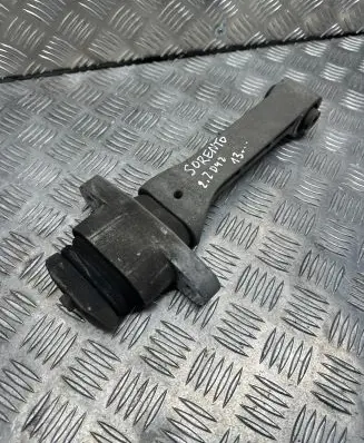KIA Sorento Engine mount bracket
