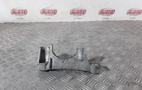 Toyota RAV 4 (XA50) Engine mounting bracket