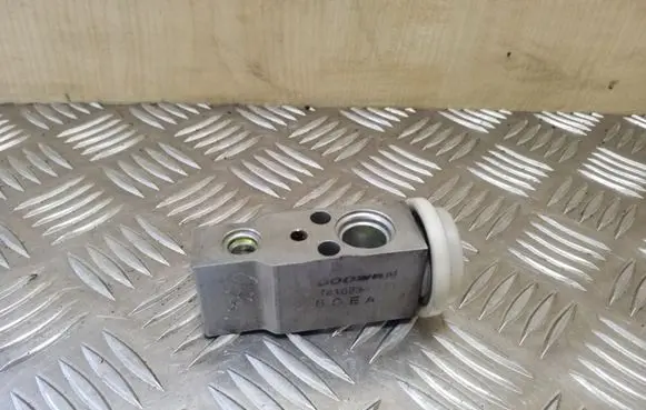 KIA Sorento Air conditioning (A/C) expansion valve T416230350