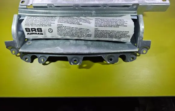 Knee airbag