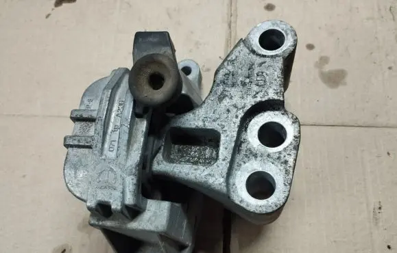 Jeep Renegade Engine mount bracket 00520497420