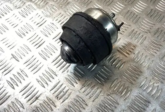 Volvo XC90 Engine mount bracket