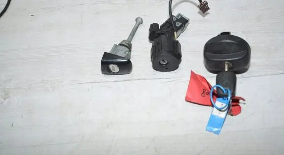 Peugeot 2008 I Ignition lock 3687