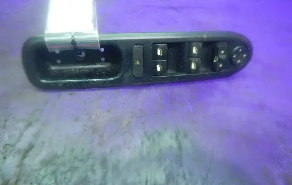 Peugeot 407 Quarter vent window switch 96468703XT