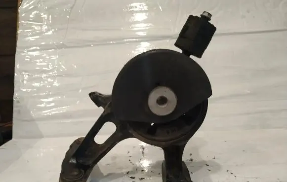 Toyota Avensis T270 Engine mount bracket