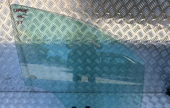 Renault Captur Front door window glass four-door